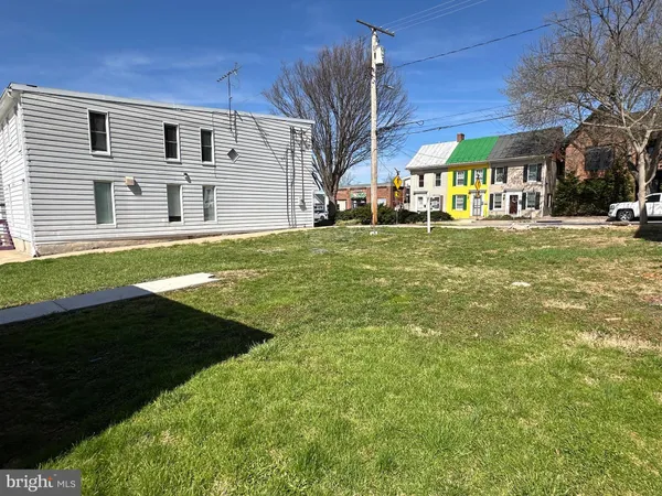 a view of a back yard of the house