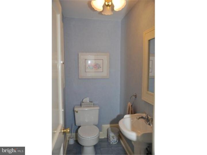 618 West Rolling Road Springfield, PA 19064 - Photo 10 of 21 Bathroom