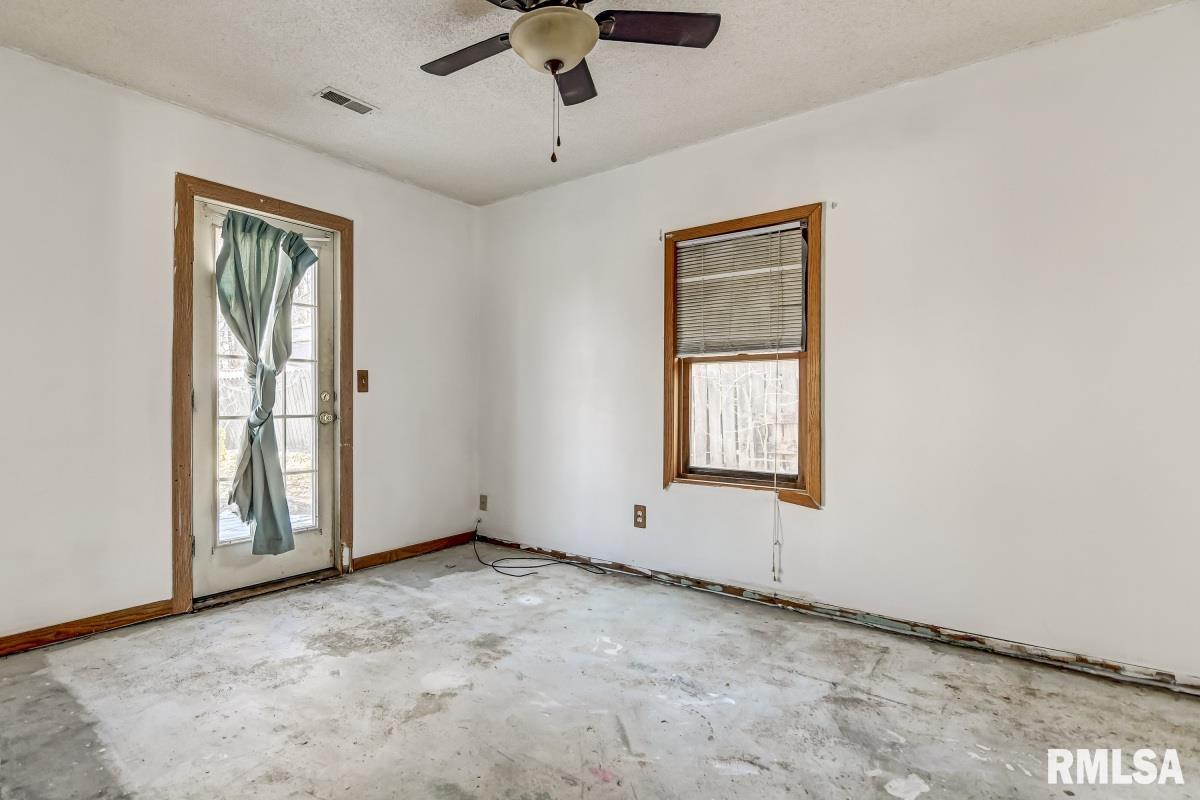 400 North Main Street Athens, IL 62613 - Photo 21 of 33 Gallery Image 21