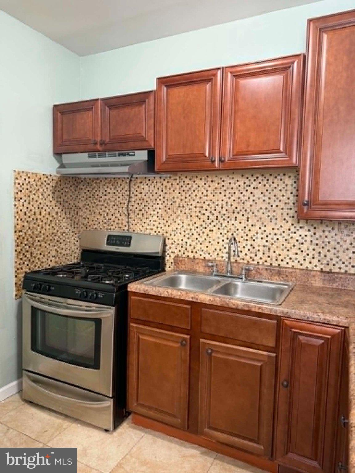 202 West Green Street Reading, PA 19601 - Photo 10 of 31 Charming kitchen with modern finishes.
