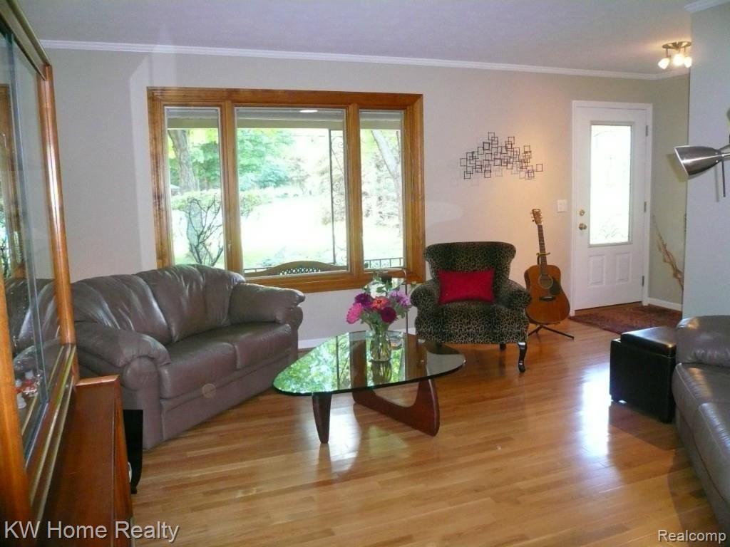 24880 Power Road Farmington, MI 48336 - Photo 5 of 34 Living Room2.jpg