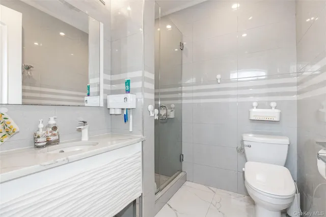 $9,600 | 66 Essex Road, Great Neck, NY 11023