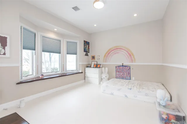 $9,600 | 66 Essex Road, Great Neck, NY 11023