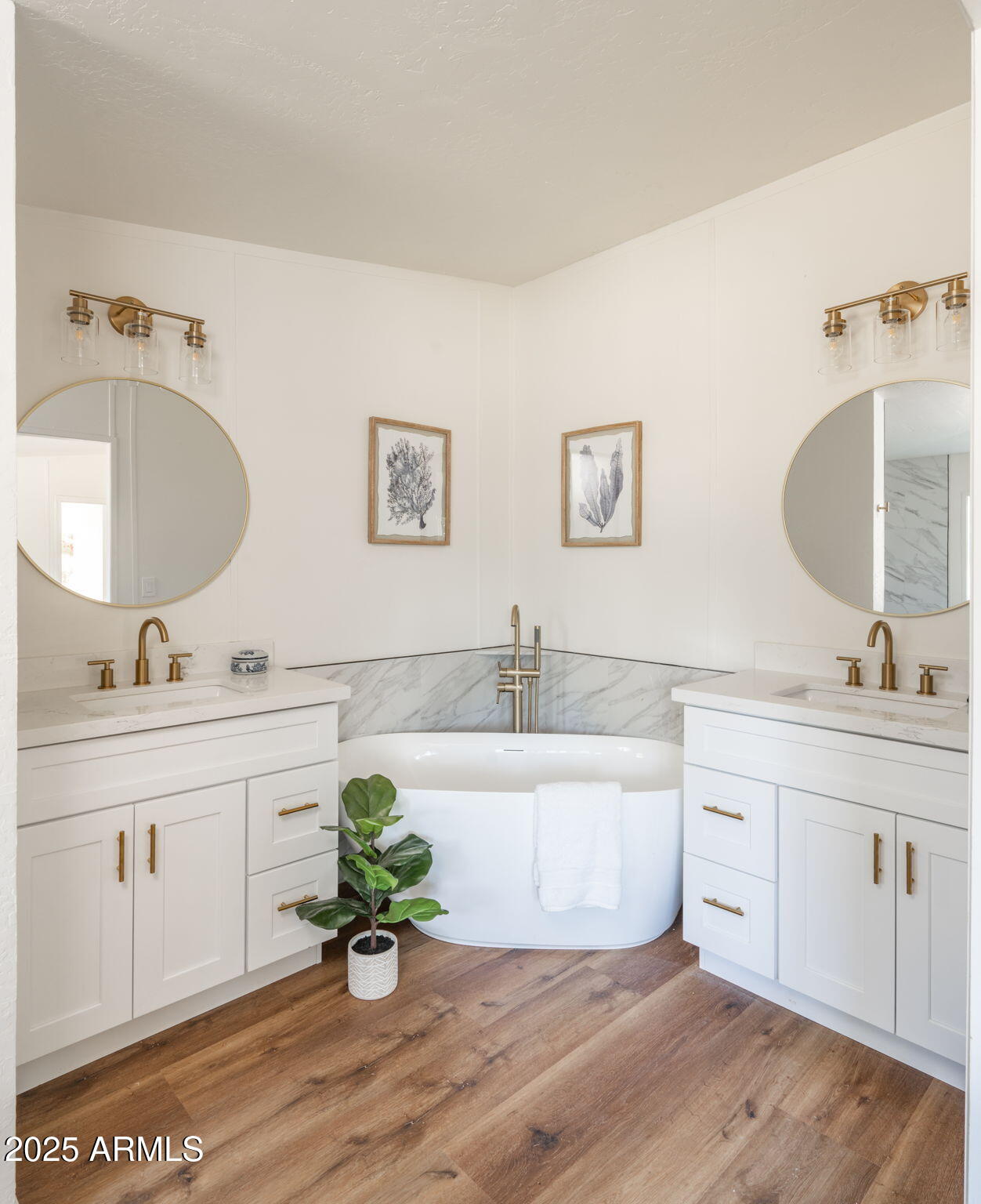 3278 East Ripple Road Camp Verde, AZ 86322 - Photo 18 of 33 a spacious bathroom with a double vanity sink and a mirror