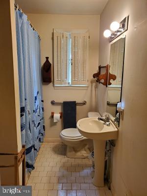 115 Club Road Pasadena, MD 21122 - Photo 17 of 22 Bathroom w/pedestal sink an tub w/shower