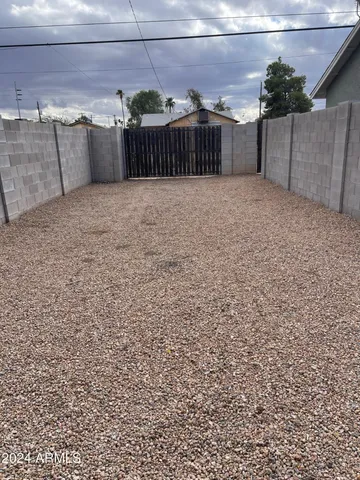 a view of a backyard