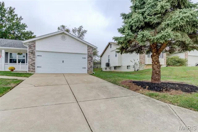 $350,000 | 807 Prince Andrew Court, St. Charles, MO 63304