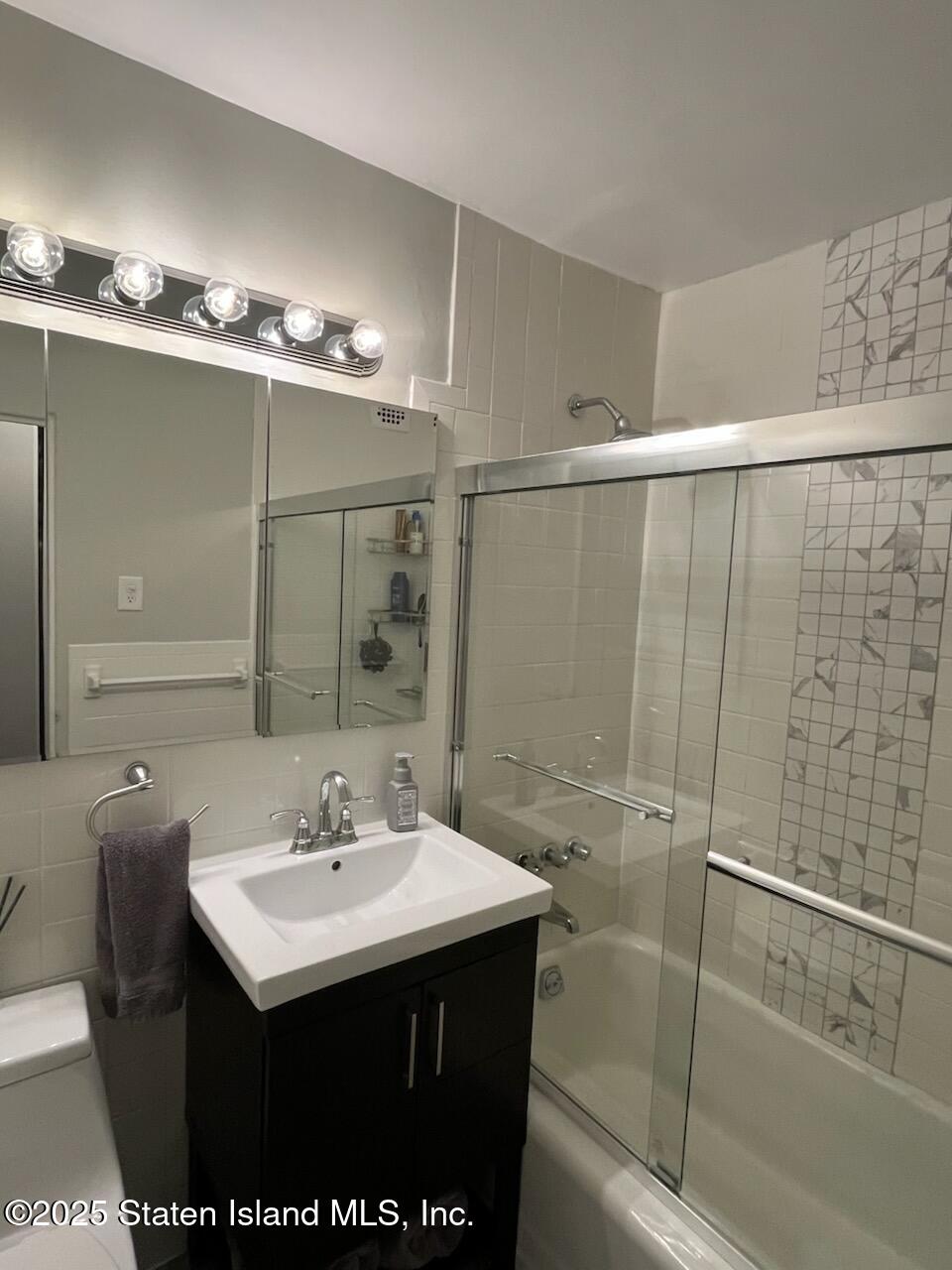 1100 Clove Road, Unit 2E Staten Island, NY 10301 - Photo 18 of 37 Full Bathroom