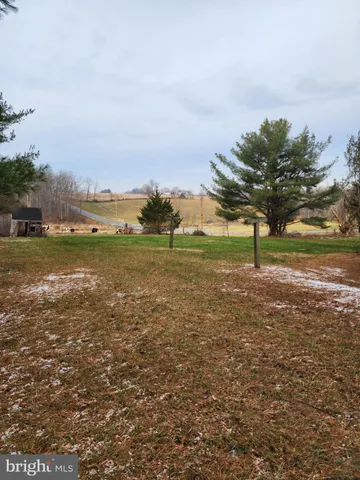 a view of a yard in front of house
