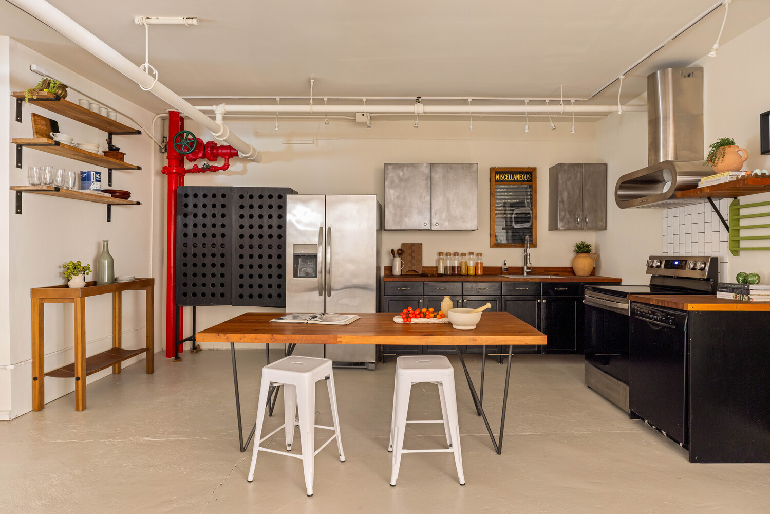 39 Pearl Street, Unit 4R Brooklyn, NY 11201 - Photo 7 of 23 a table and chairs in a kitchen