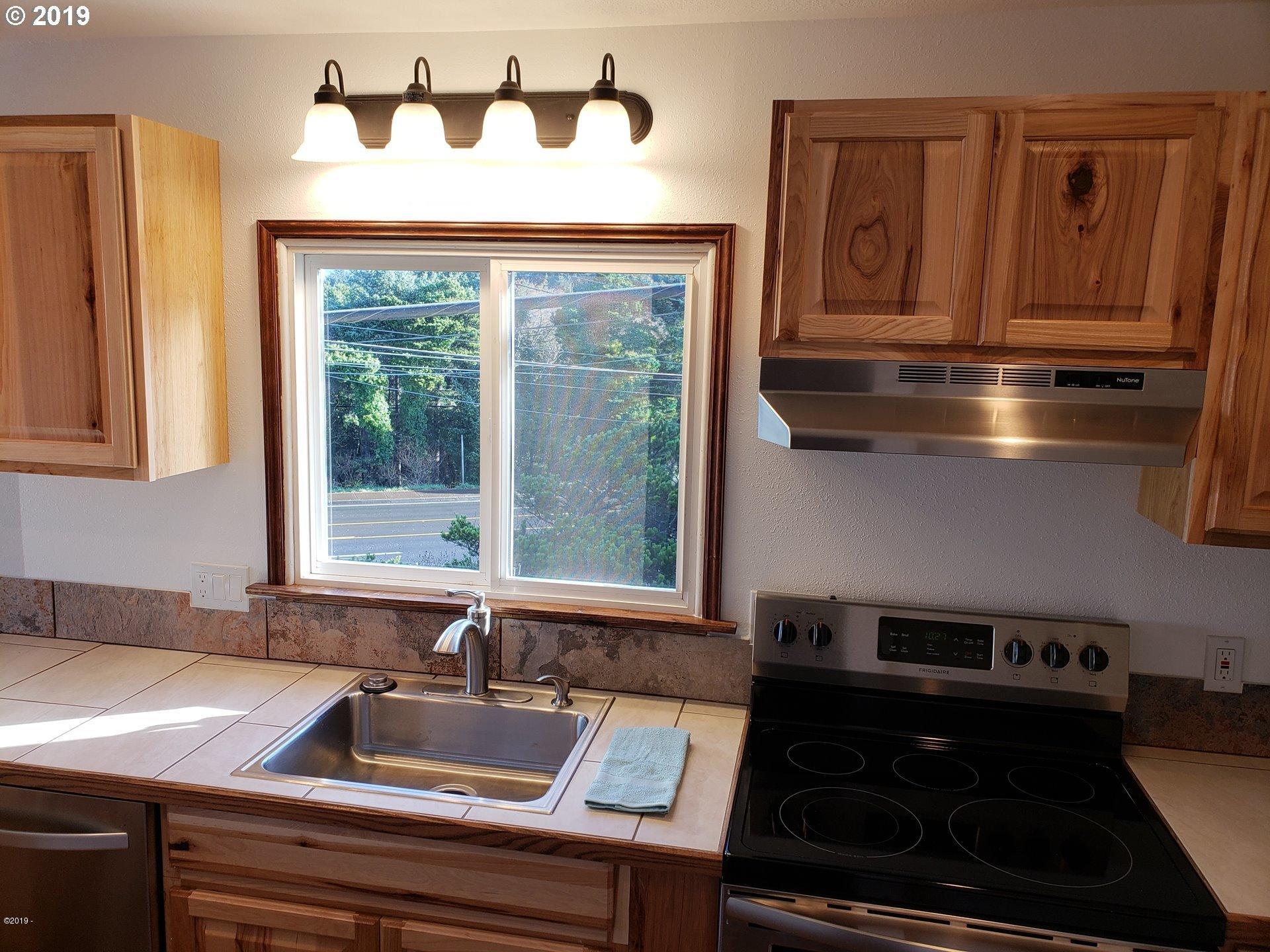 545 Southwest Fleet Avenue Lincoln City, OR 97367 - Photo 6 of 31 kitchen
