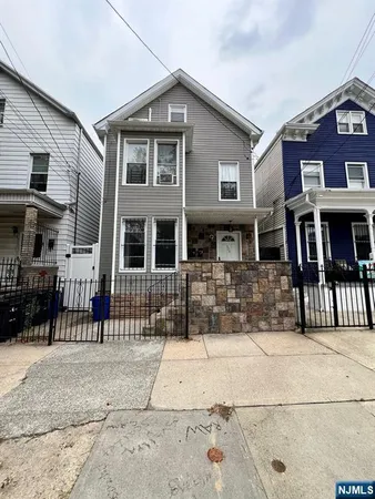 $1,700 | 120 Stone Street, Unit 3, Newark, NJ 07104