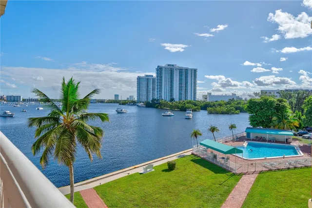 a view of a house with a backyard and a tub
