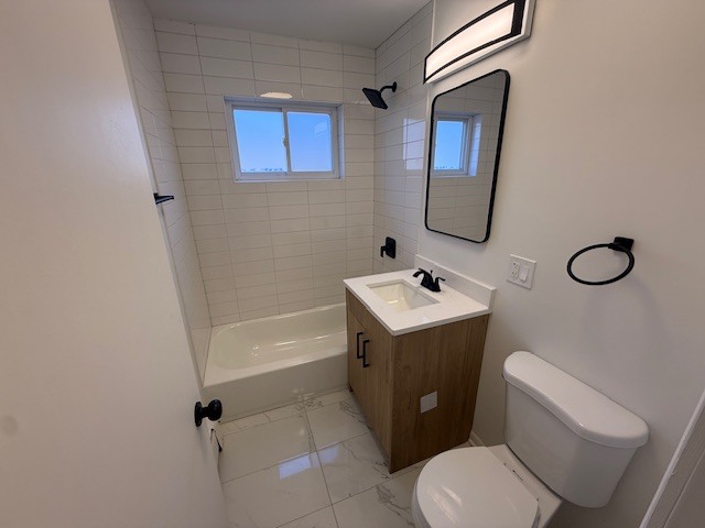 7357 North Winchester Avenue, Unit 2M Chicago, IL 60626 - Photo 8 of 12 a bathroom with a sink toilet and shower