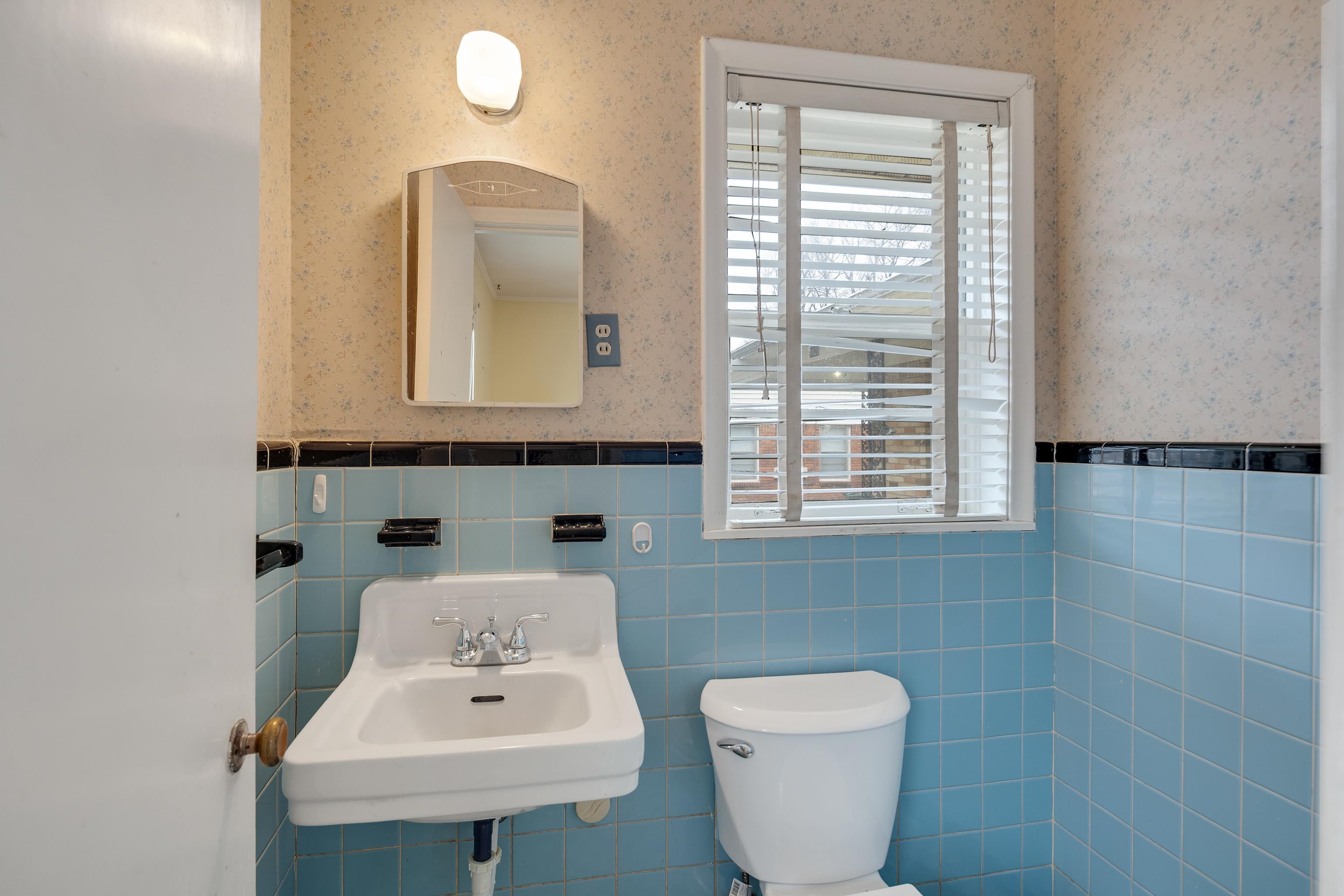 4928 Flamingo Road Memphis, TN 38117 - Photo 22 of 30 a bathroom with a toilet sink and mirror