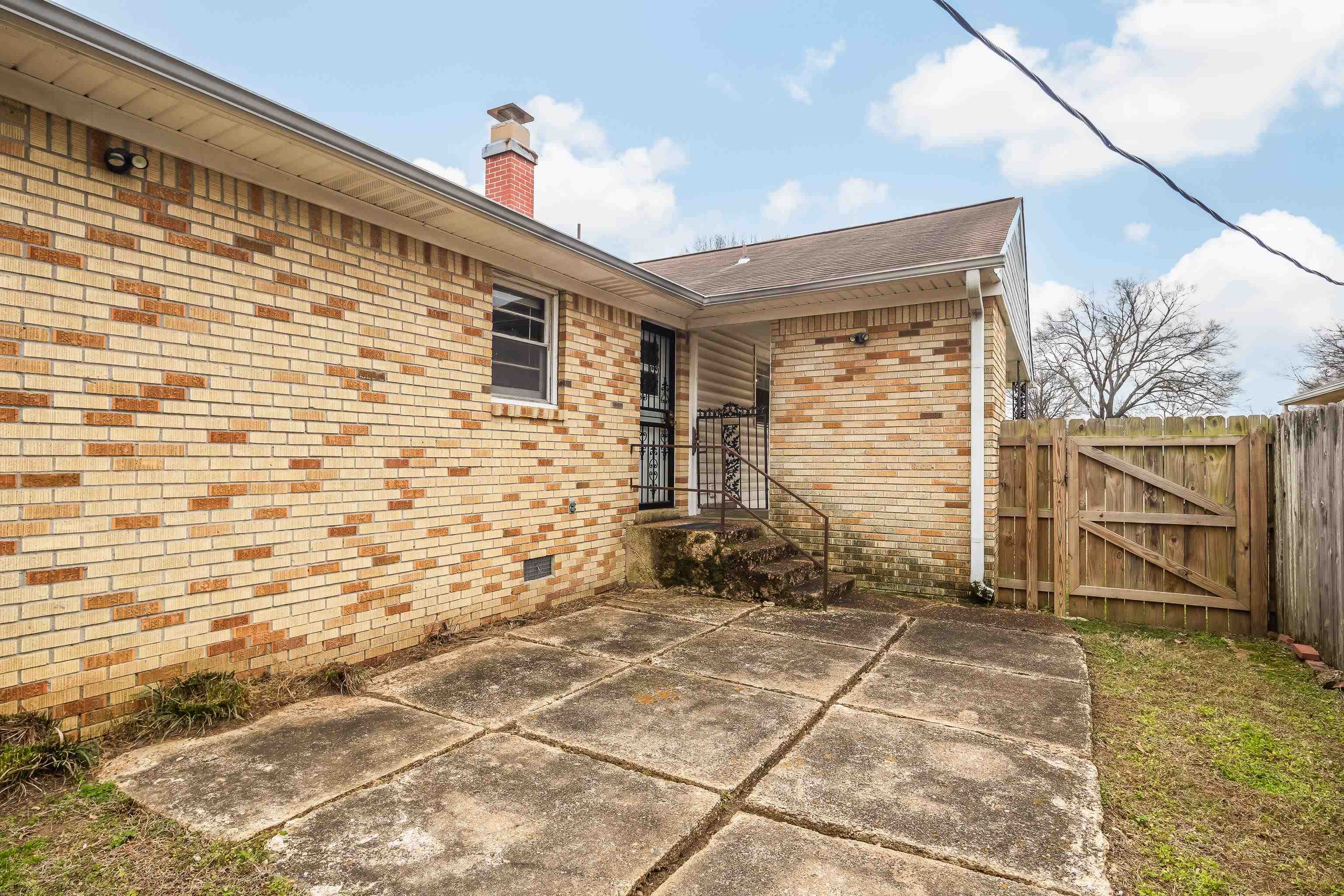 4928 Flamingo Road Memphis, TN 38117 - Photo 24 of 30 a view of a pathway along the building