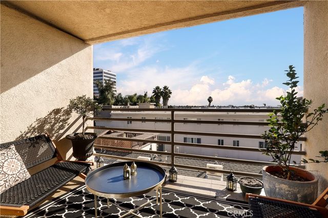 $1,849,000 | 1214 14th Street, Unit 203, Santa Monica, CA 90404