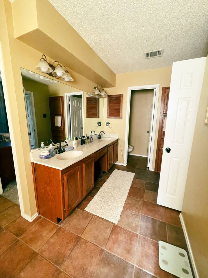 1807 Michael Wayne Drive Austin, TX 78728 - Photo 7 of 15 Bathroom featuring double vanity and a textured ceiling