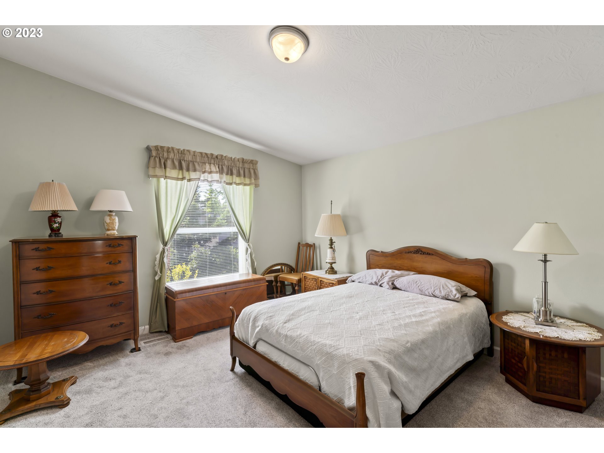 175 Florentine Avenue Florence, OR 97439 - Photo 18 of 27 a bedroom with a bed and a window