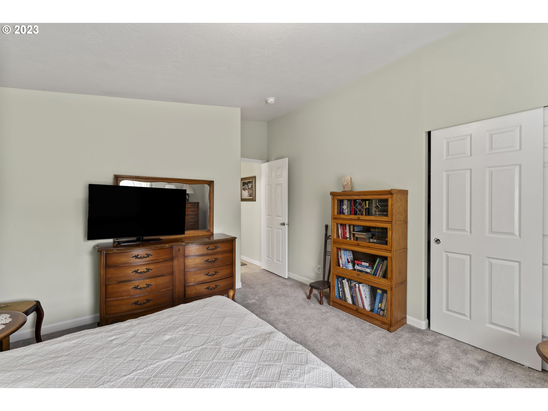 175 Florentine Avenue Florence, OR 97439 - Photo 19 of 27 a room with a bed and a television