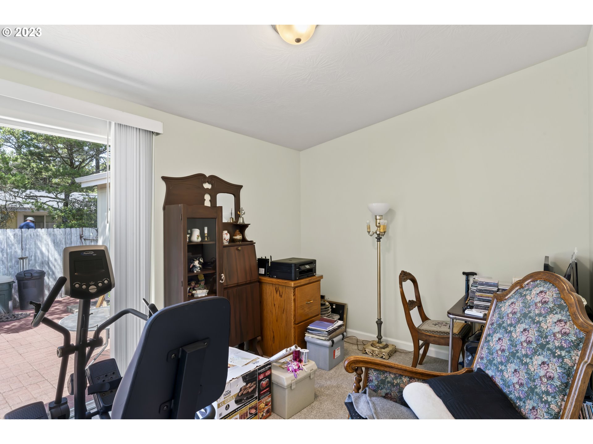175 Florentine Avenue Florence, OR 97439 - Photo 20 of 27 a living room with furniture and a flat screen tv