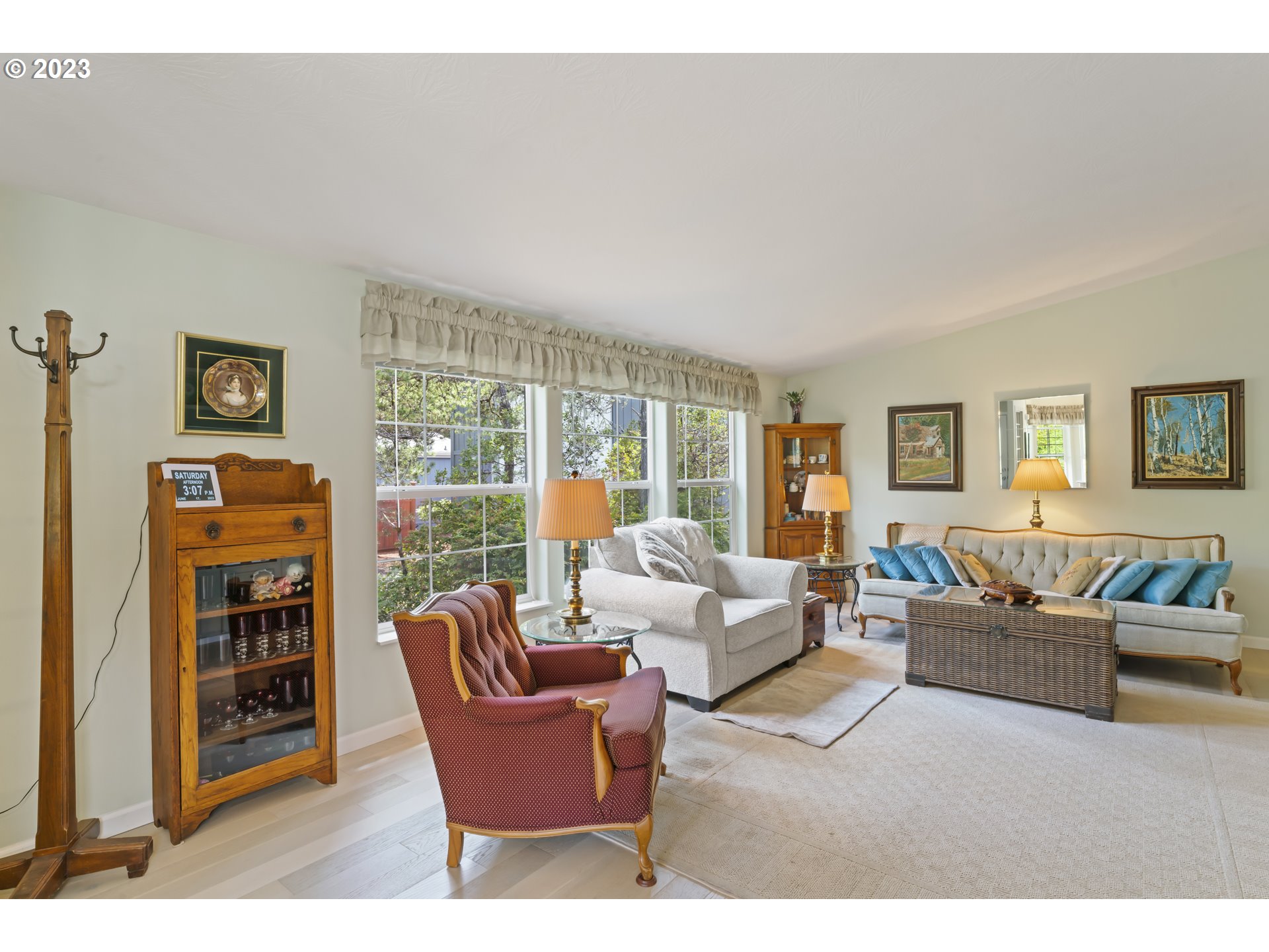 175 Florentine Avenue Florence, OR 97439 - Photo 2 of 27 a living room with furniture and a floor to ceiling window
