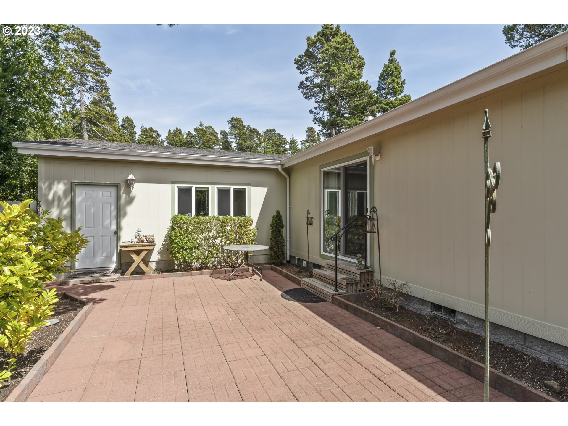 175 Florentine Avenue Florence, OR 97439 - Photo 24 of 27 a view of backyard with a garden and plants