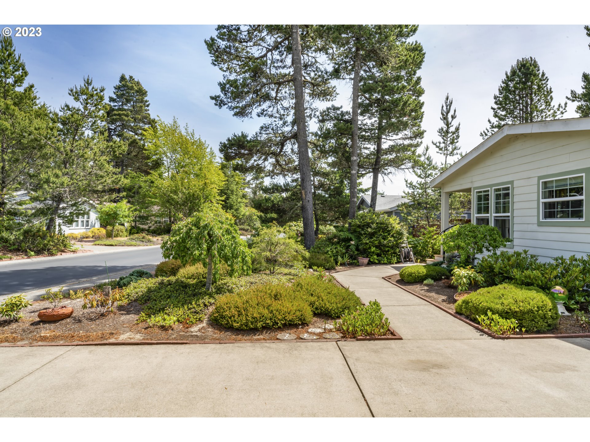175 Florentine Avenue Florence, OR 97439 - Photo 25 of 27 a backyard of a house with lots of green space