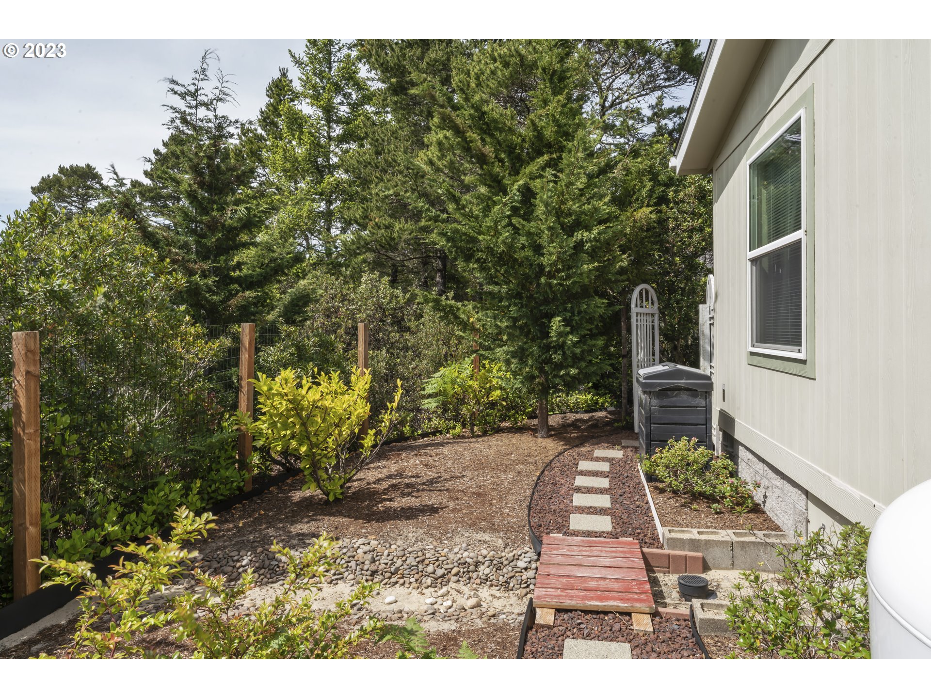 175 Florentine Avenue Florence, OR 97439 - Photo 26 of 27 a view of a pathway of a house