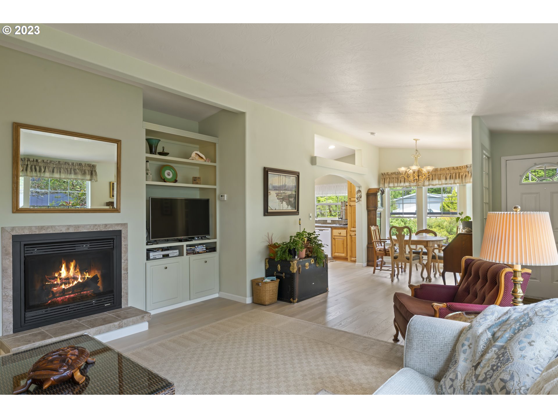 175 Florentine Avenue Florence, OR 97439 - Photo 5 of 27 a living room with furniture a fireplace and a flat screen tv