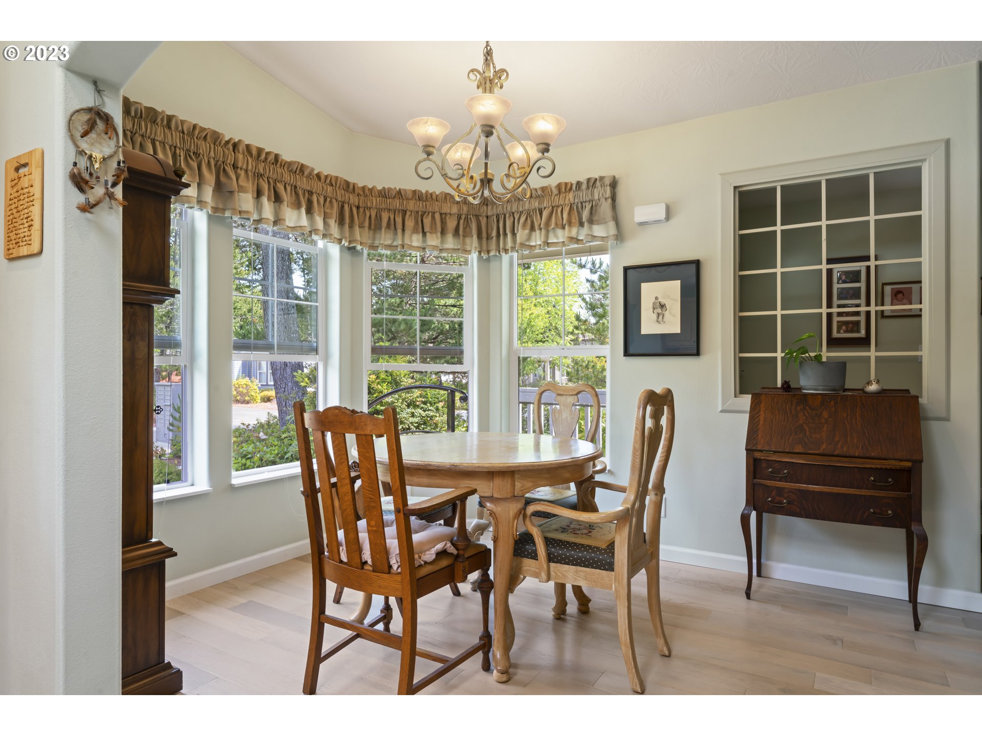 175 Florentine Avenue Florence, OR 97439 - Photo 7 of 27 a dining room with furniture a chandelier and wooden floor