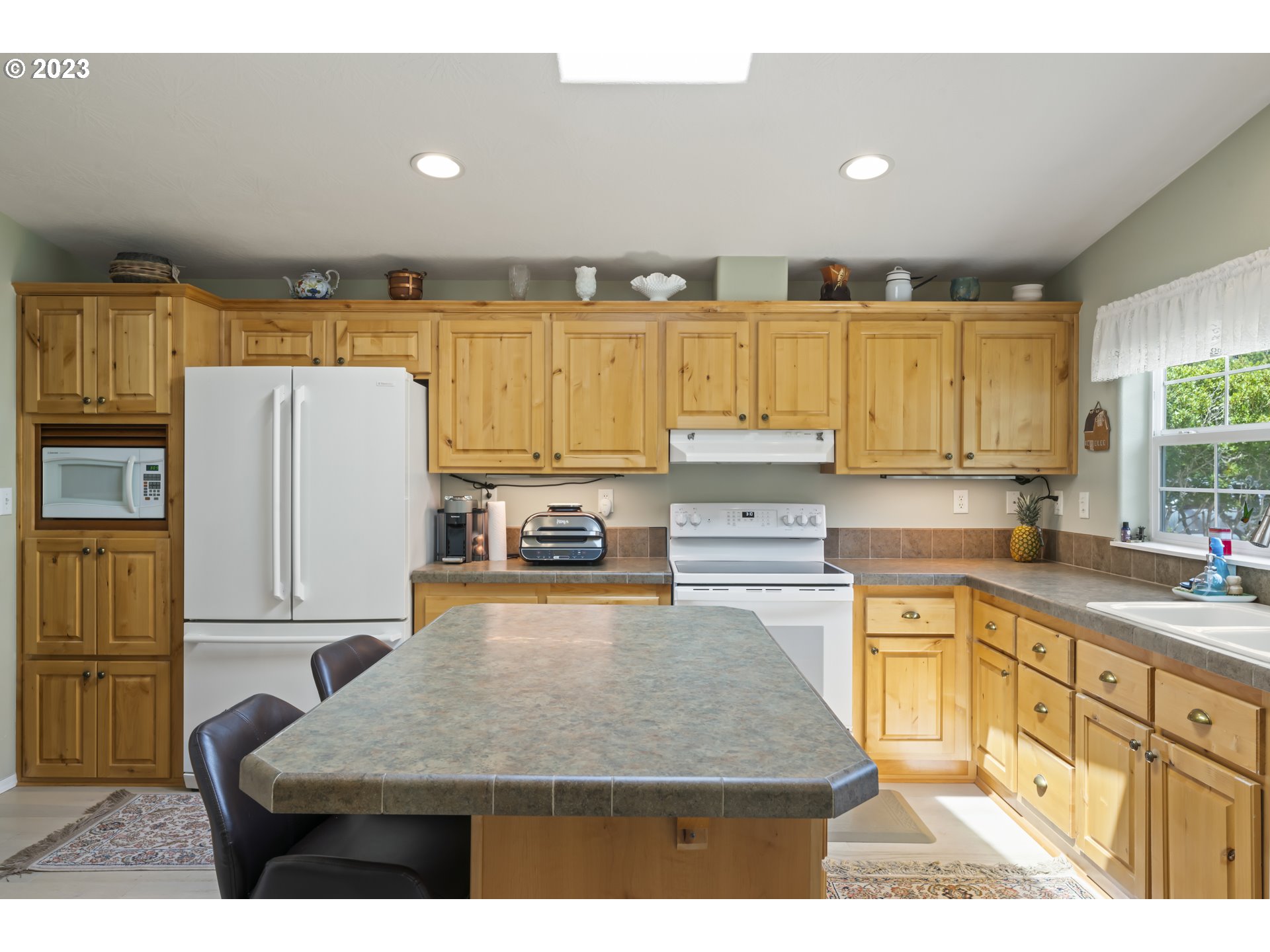 175 Florentine Avenue Florence, OR 97439 - Photo 8 of 27 a kitchen with a refrigerator sink and cabinets