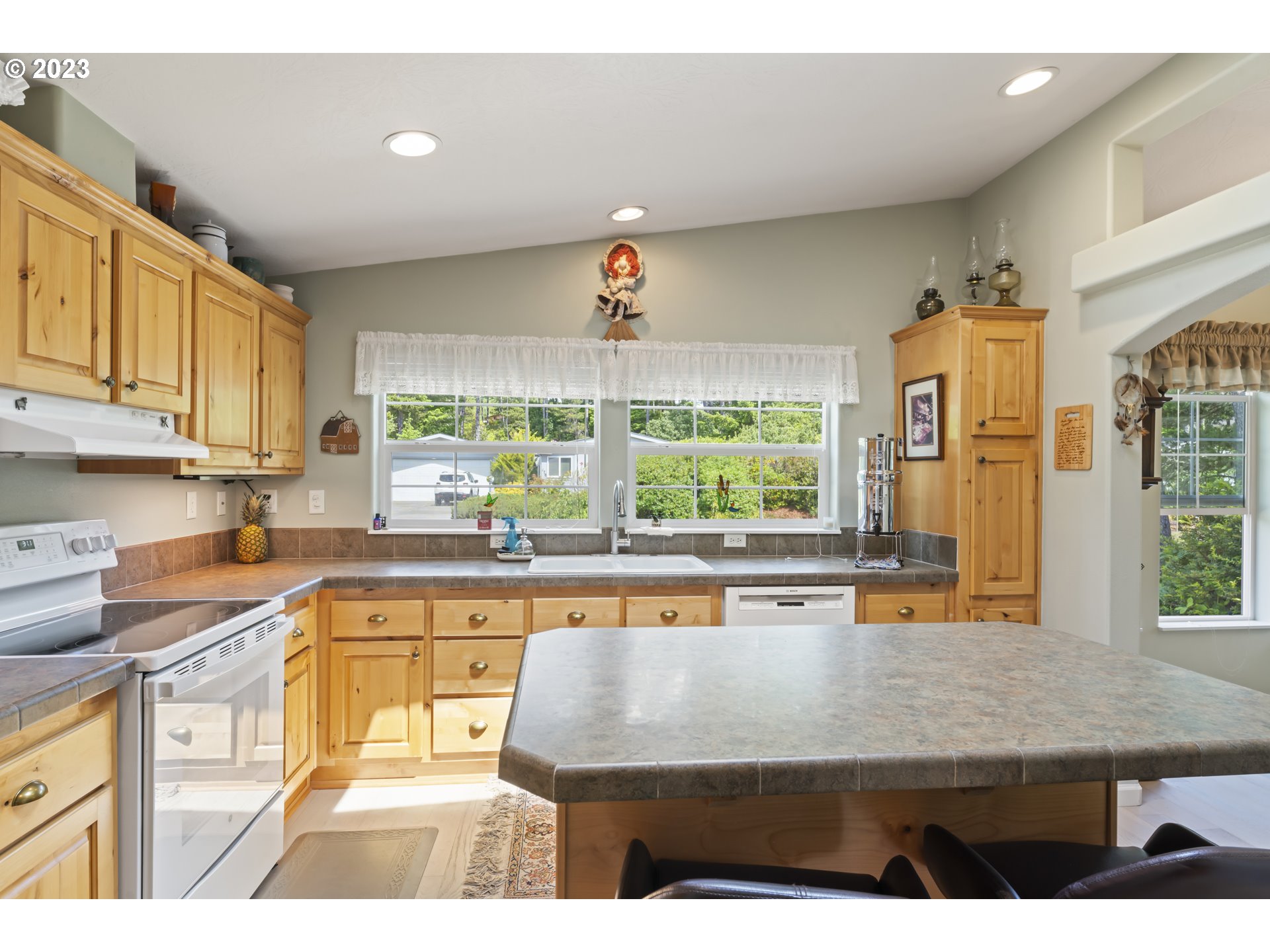 175 Florentine Avenue Florence, OR 97439 - Photo 10 of 27 a kitchen with stainless steel appliances granite countertop a stove a sink and a microwave
