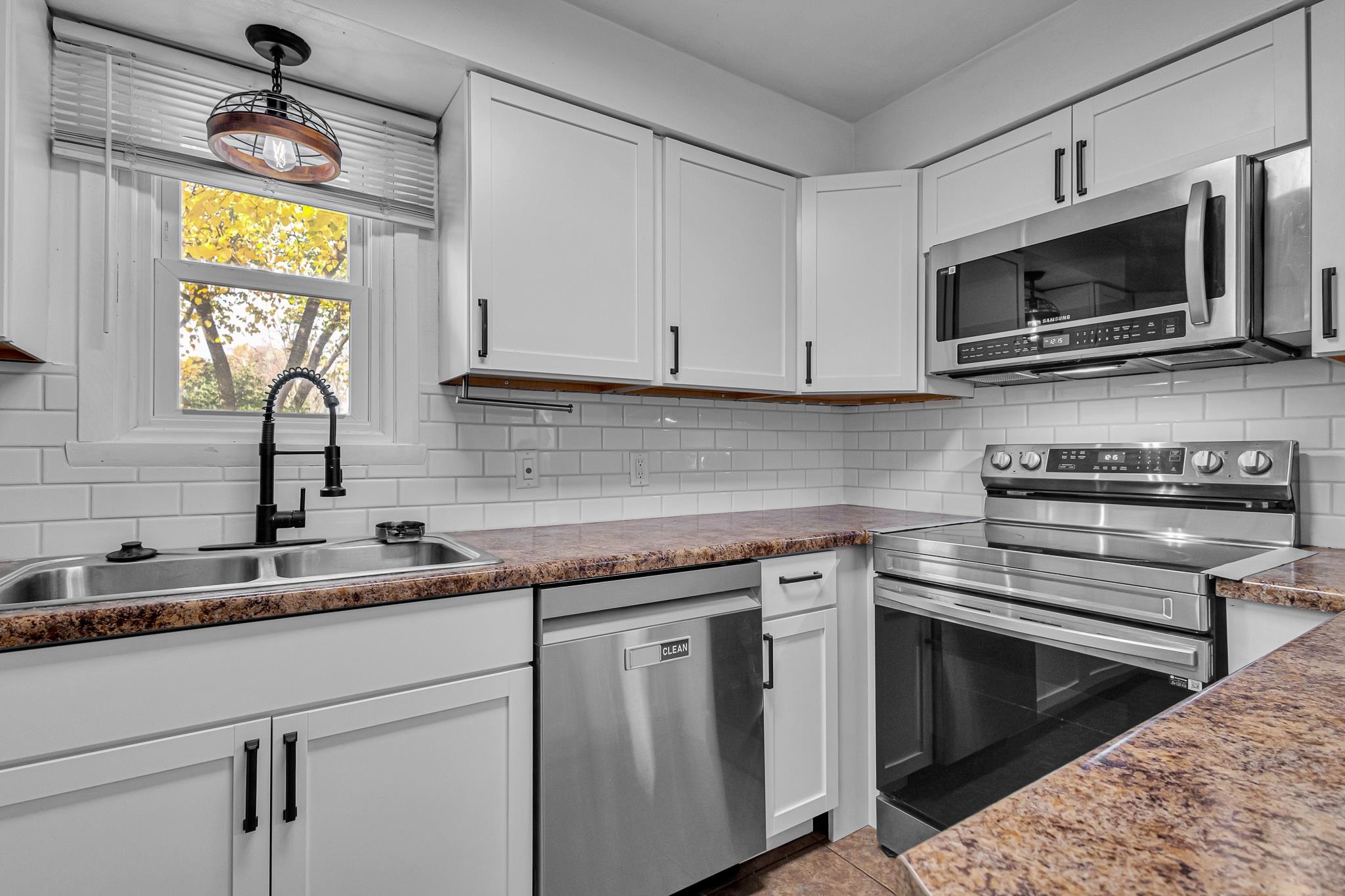 1718 Acorn Court Menasha, WI 54952 - Photo 12 of 45