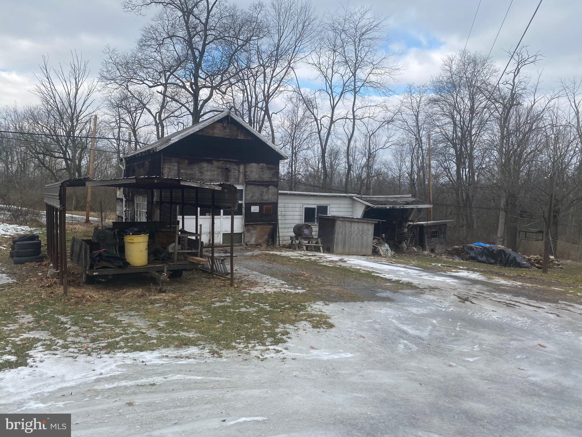 2413 Quarry Road Lebanon, PA 17046 - Photo 3 of 16 Garages