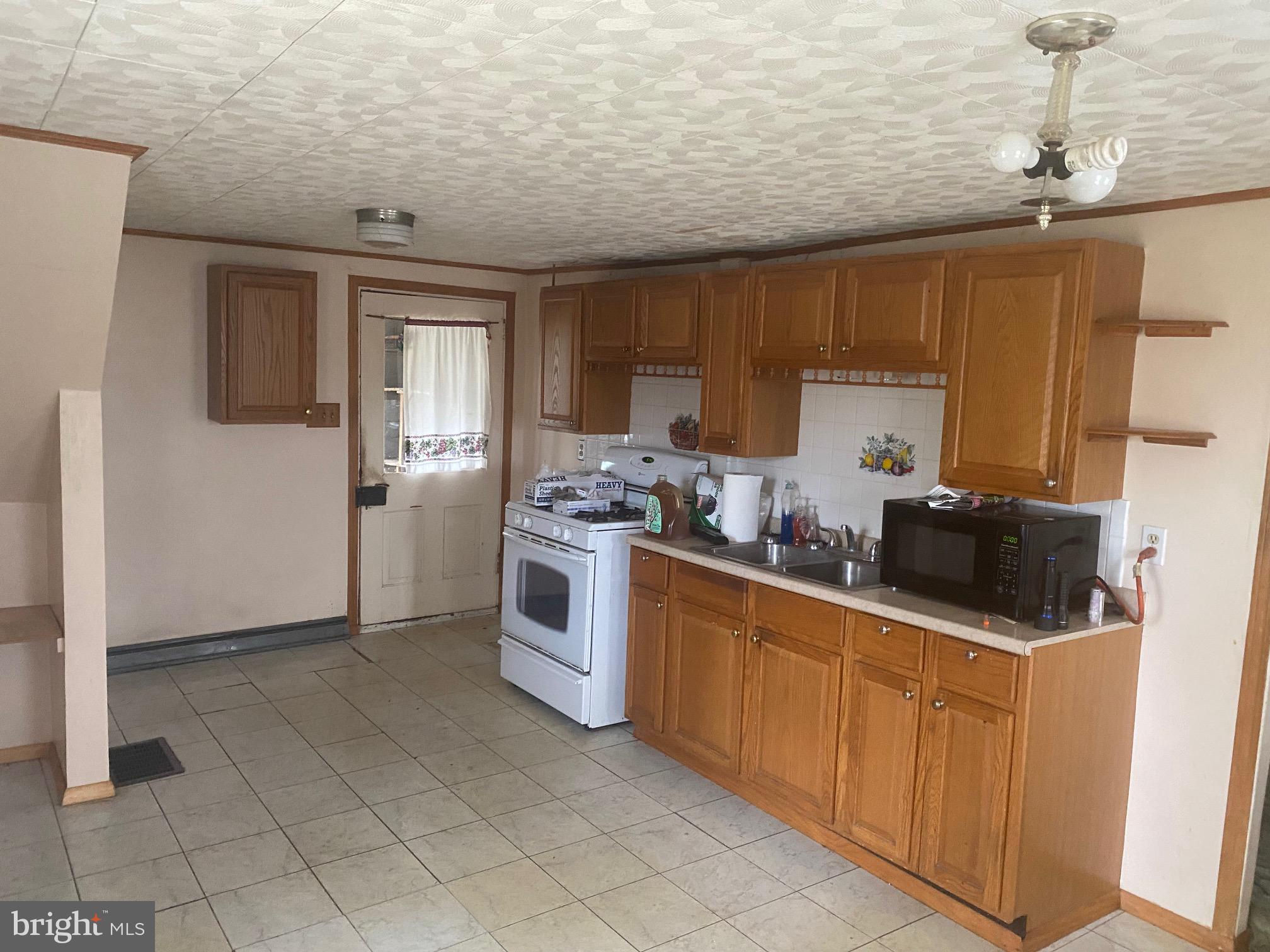2413 Quarry Road Lebanon, PA 17046 - Photo 10 of 16 Kitchen