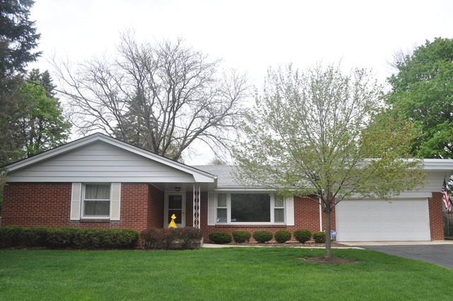 968 Hillcrest Road Elgin, IL 60123 - Photo 1 of 13 a front view of house with yard and green space