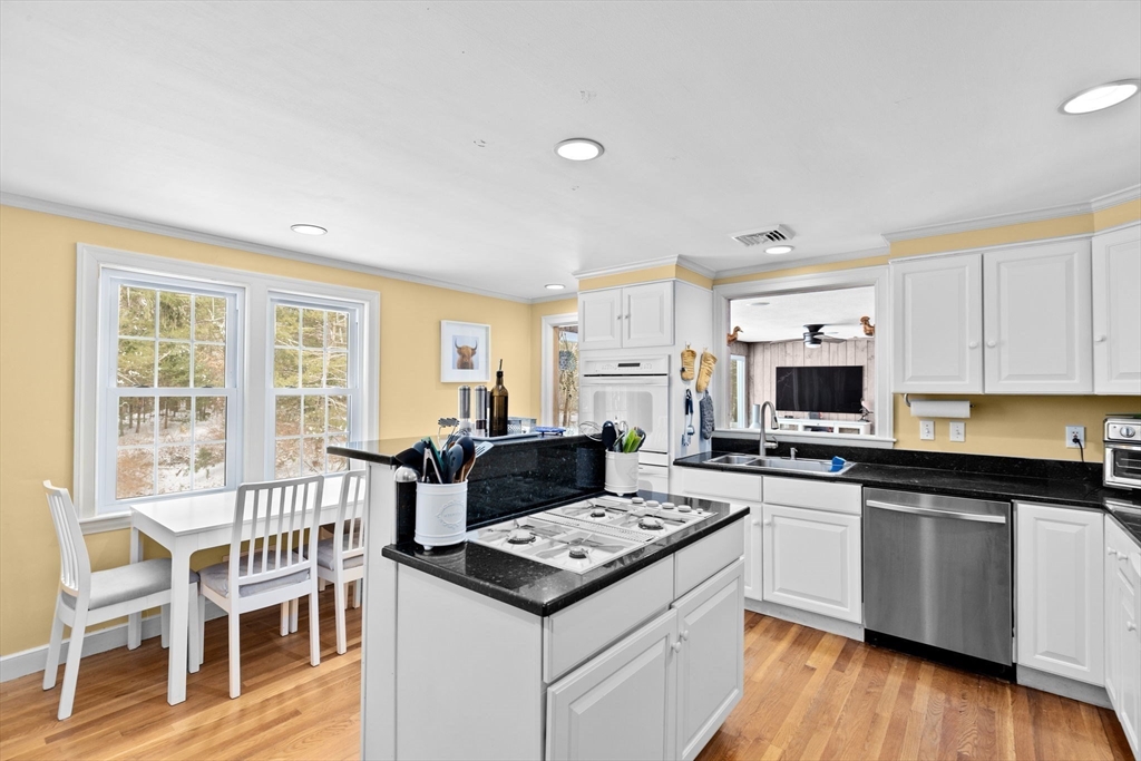 33 Dover Road Dover, MA 02030 - Photo 10 of 41