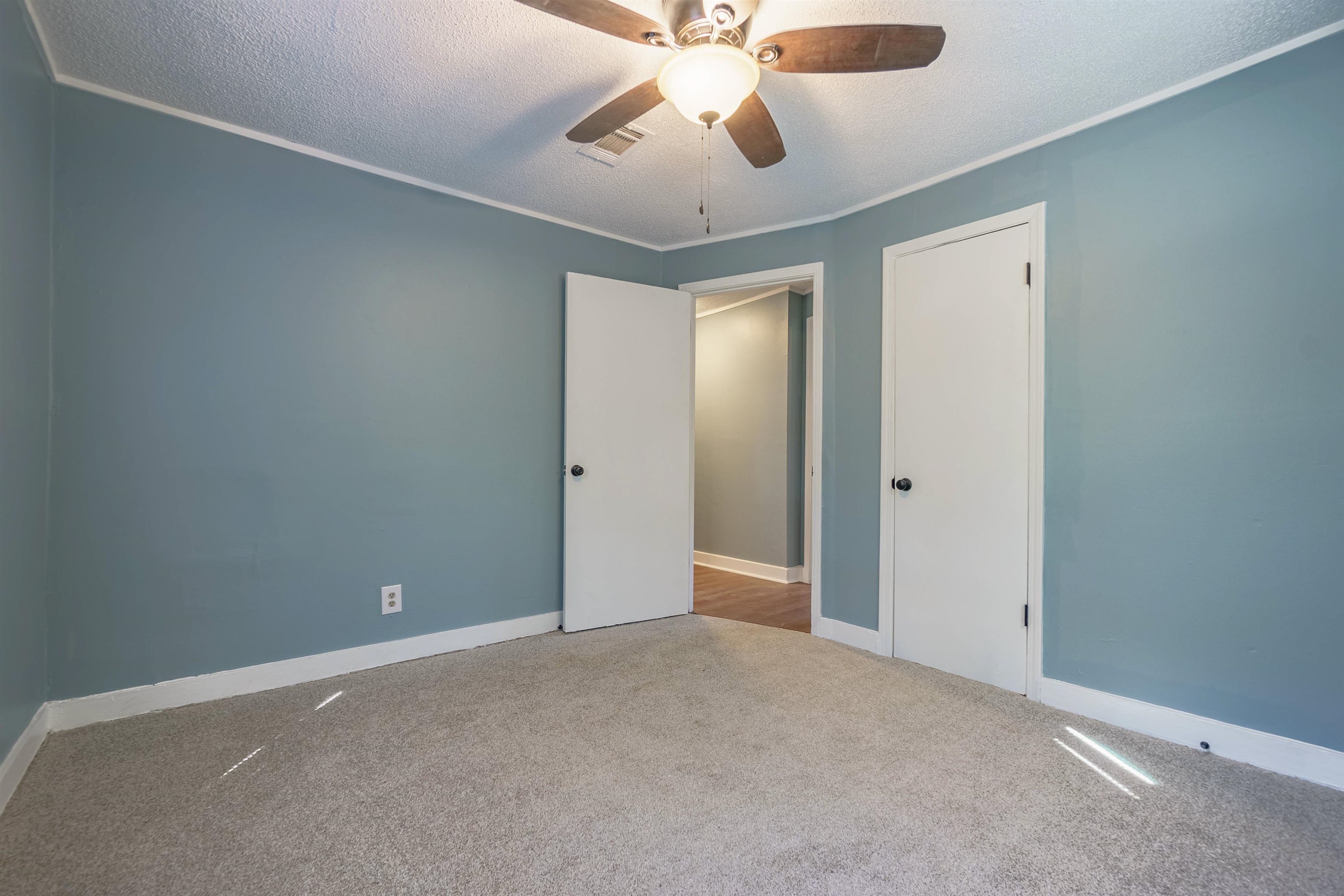 2631 Berryhill Road Memphis, TN 38016 - Photo 13 of 17 a view of an empty room and chandelier fan