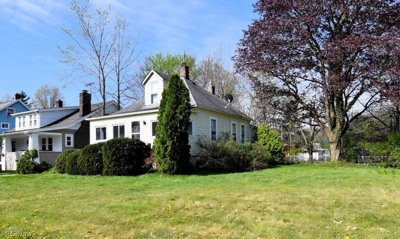 1532 Sheridan Road Cleveland, OH 44121 - Photo 3 of 29 Front of House