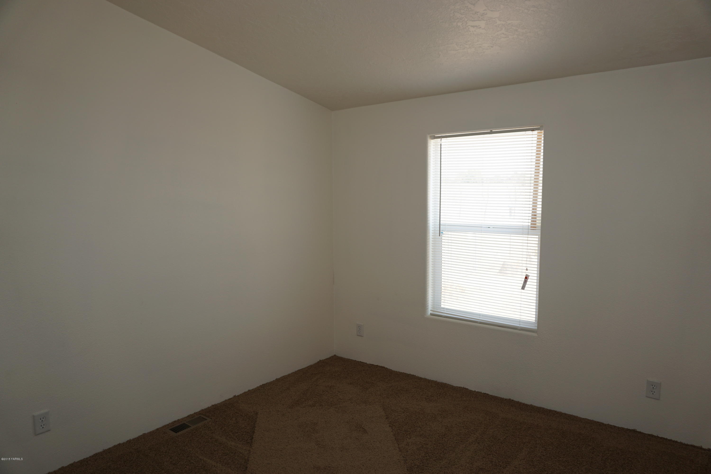11785 Postma Road Moxee, WA 98936 - Photo 12 of 22 an empty room with a window