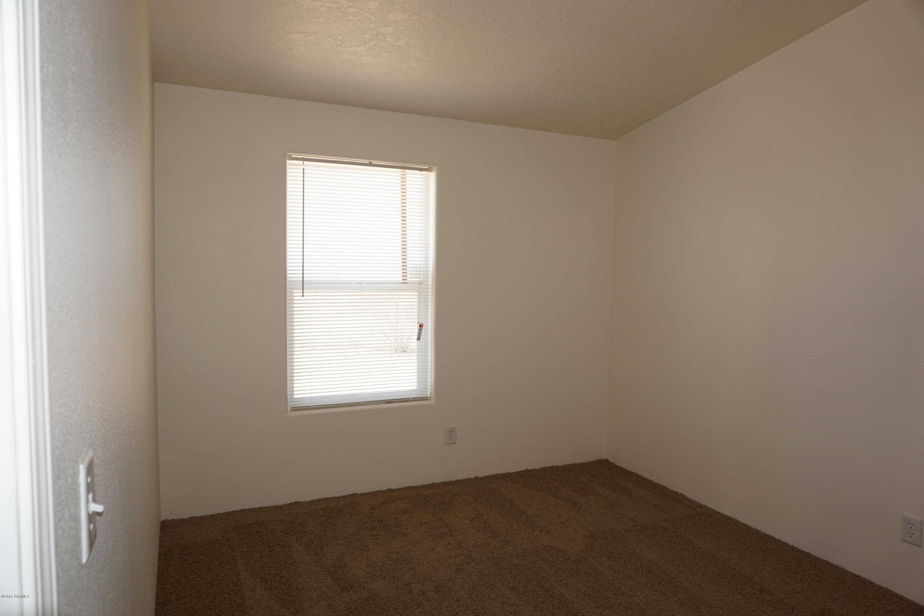 11785 Postma Road Moxee, WA 98936 - Photo 13 of 22 an empty room with a window