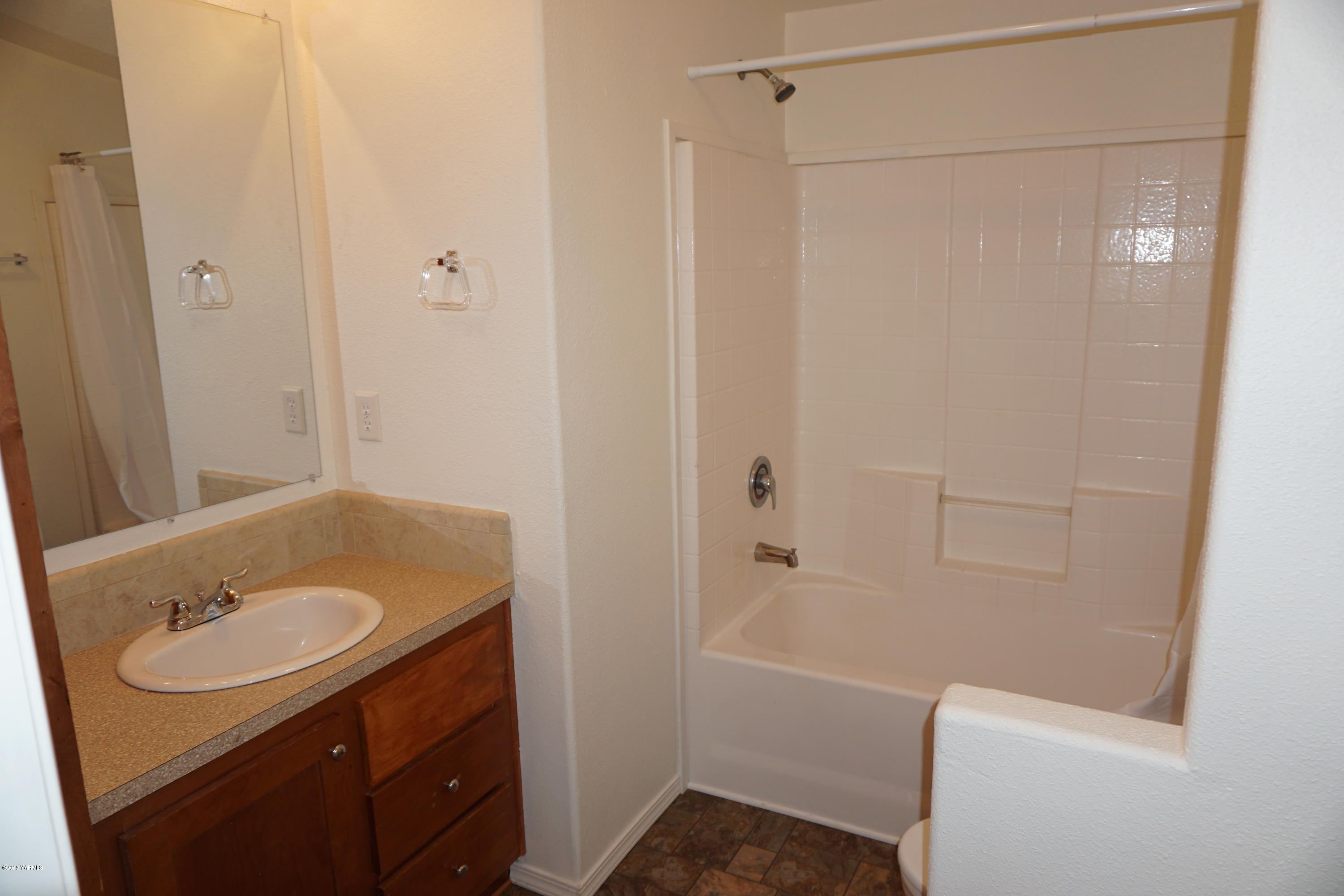 11785 Postma Road Moxee, WA 98936 - Photo 14 of 22 a bathroom with a sink and a bathtub