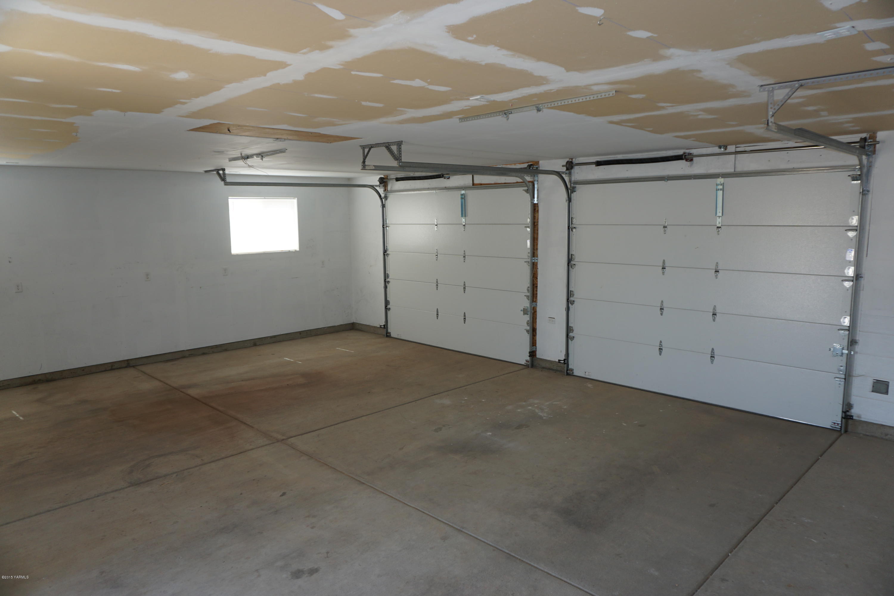 11785 Postma Road Moxee, WA 98936 - Photo 15 of 22 a view of a garage