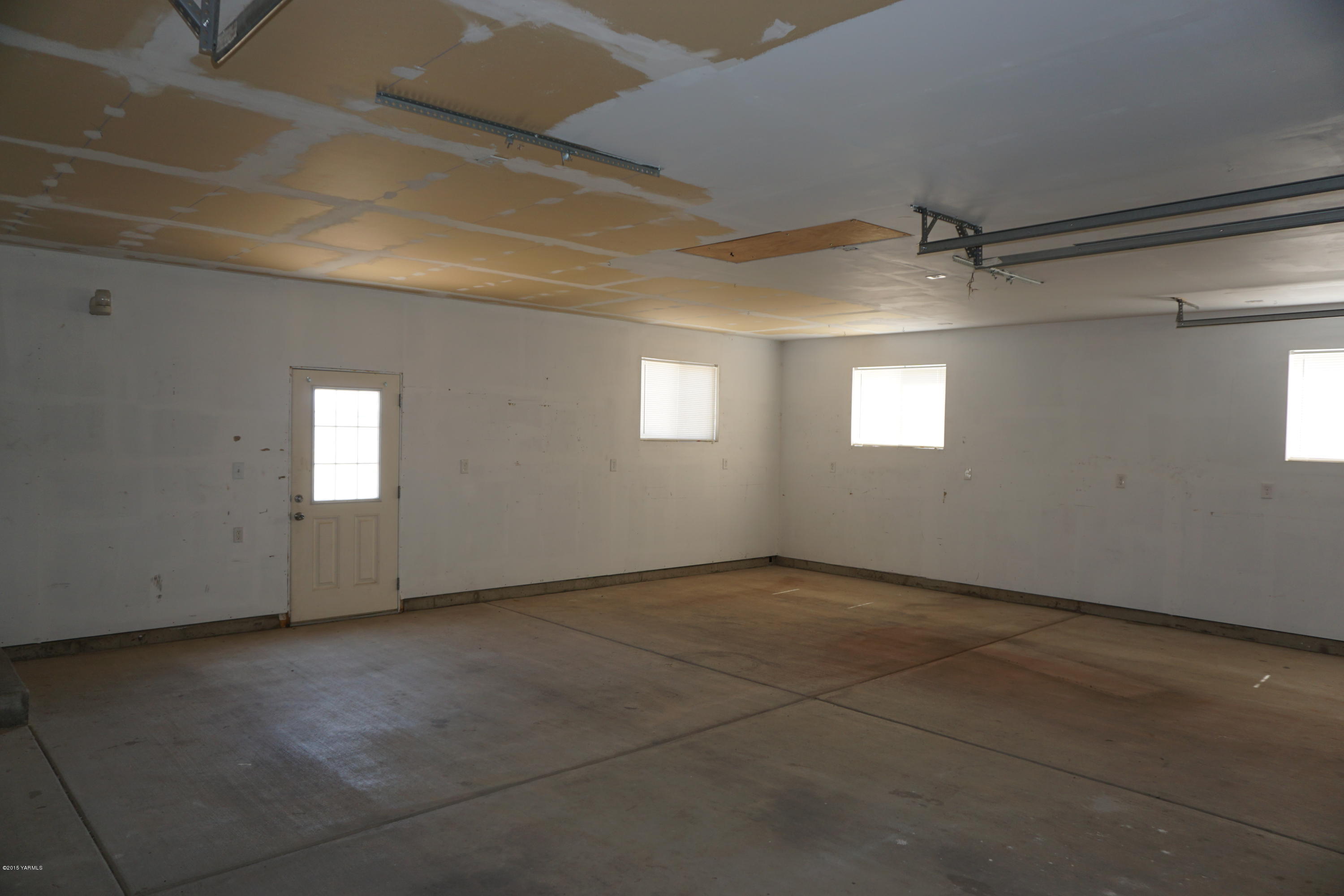 11785 Postma Road Moxee, WA 98936 - Photo 16 of 22 a view of an empty room with a window