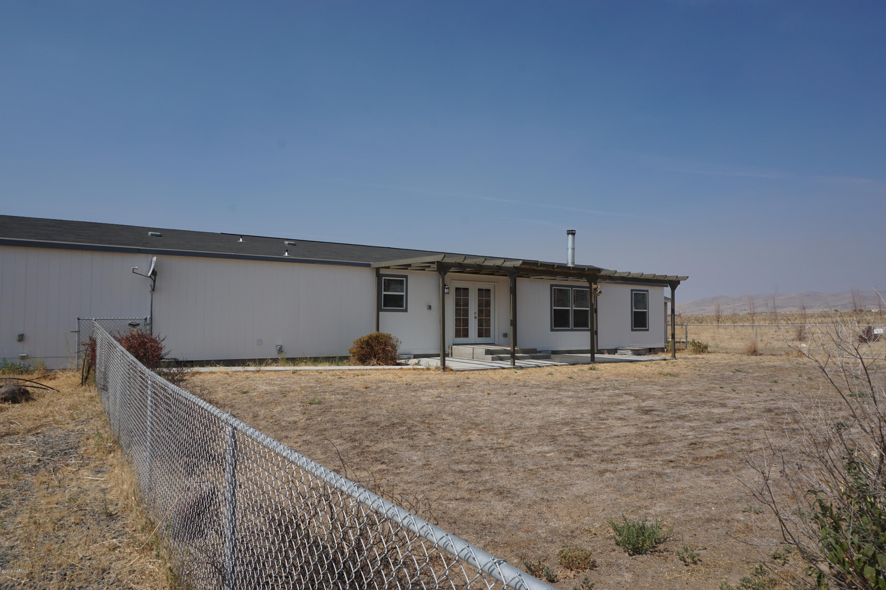 11785 Postma Road Moxee, WA 98936 - Photo 17 of 22 a view of a house with backyard