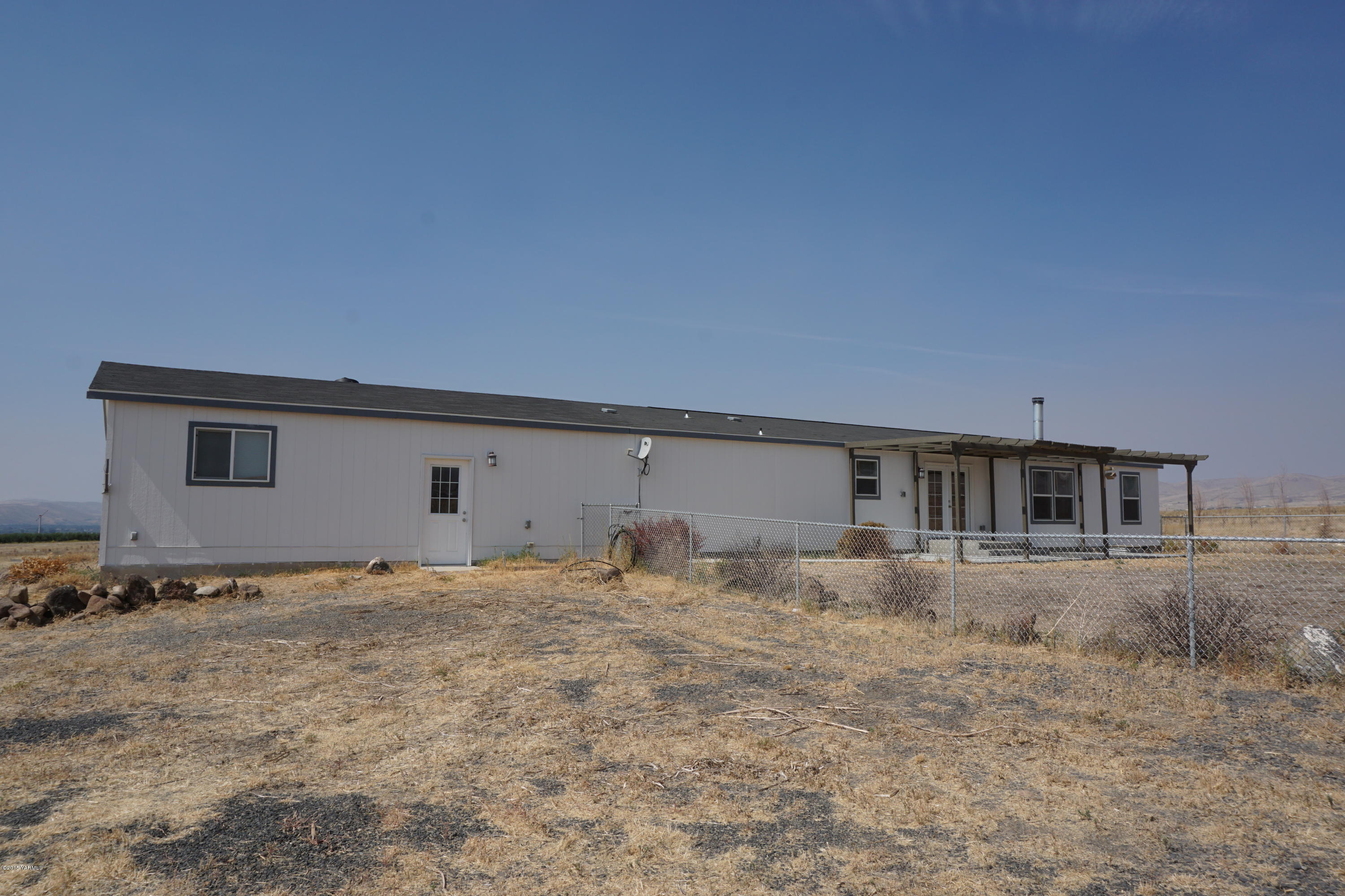 11785 Postma Road Moxee, WA 98936 - Photo 18 of 22 a big room with natural light