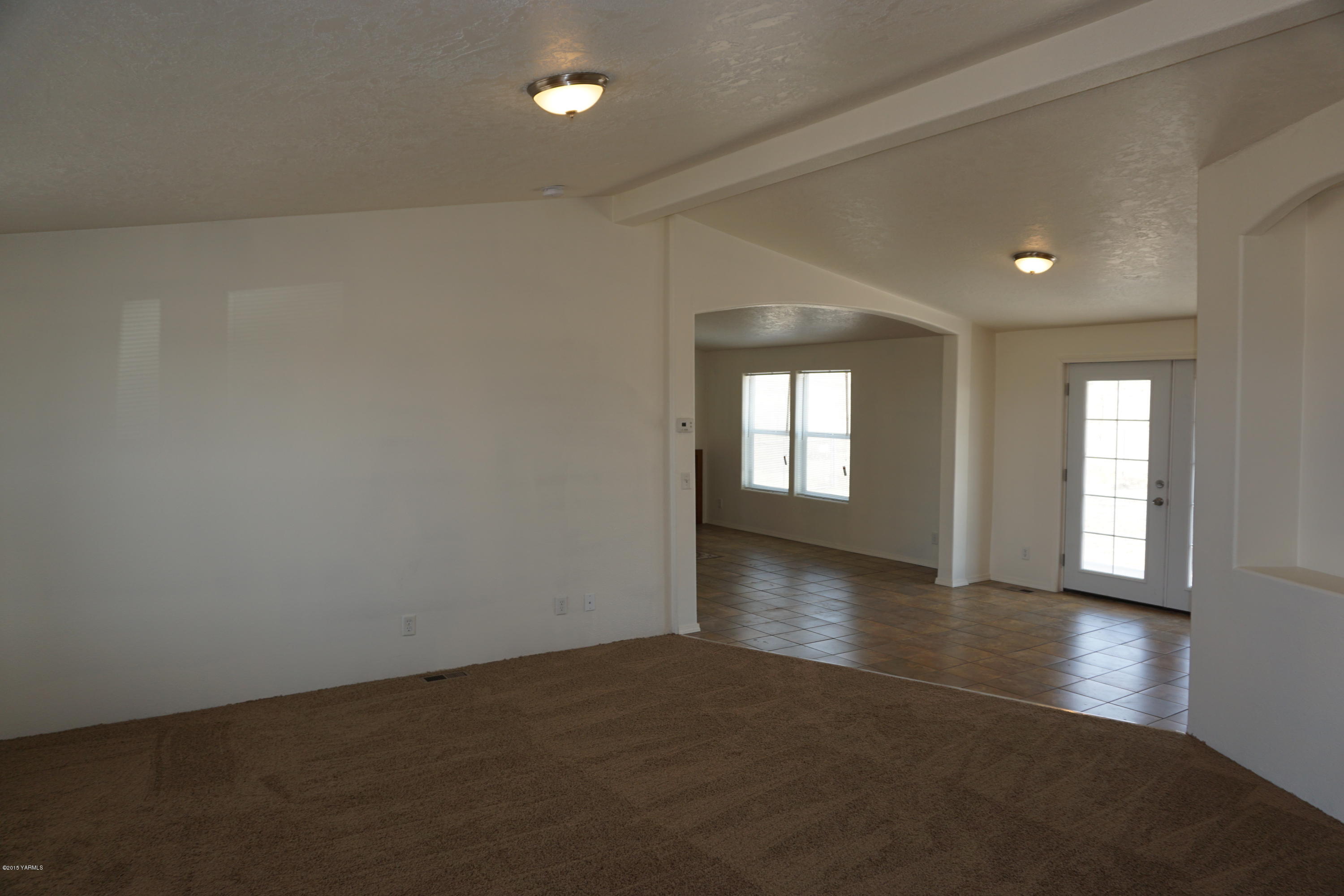11785 Postma Road Moxee, WA 98936 - Photo 3 of 22 an empty room with wooden floor and windows