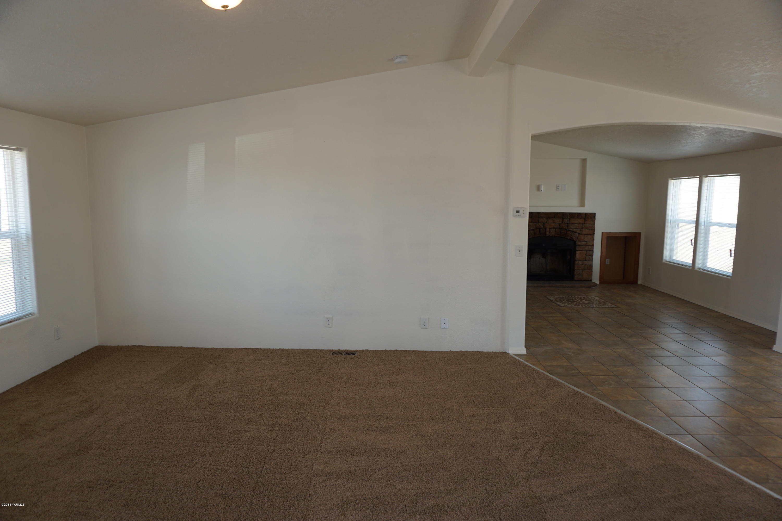 11785 Postma Road Moxee, WA 98936 - Photo 4 of 22 an empty room with wooden floor and windows