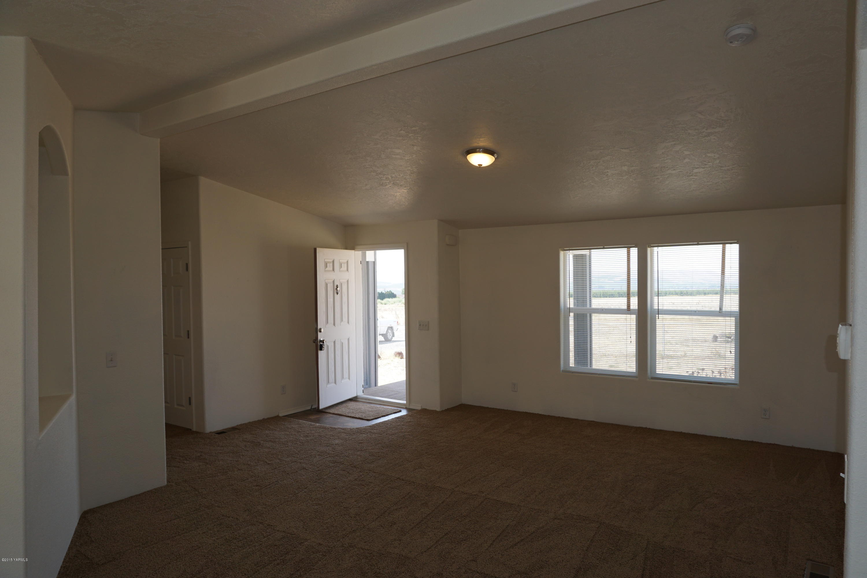 11785 Postma Road Moxee, WA 98936 - Photo 5 of 22 an empty room with windows